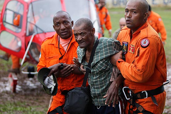 Luis dos Santos, 67, é resgatado neste domingo após ficar vários dias isolado; veja mais imagens