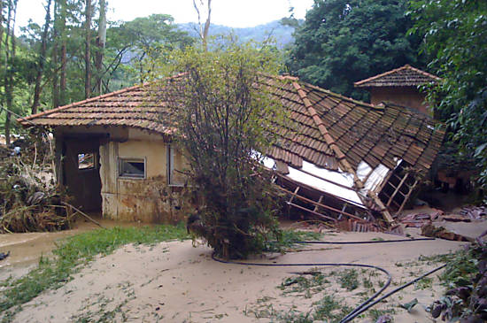 Casa de Tom Jobim em São José do Vale do Rio Preto, destruída pelas chuvas na região serrana; veja imagens