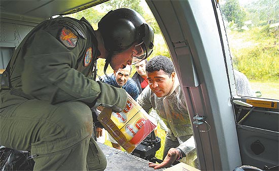Militares levam, de helicptero, alimentos a regies isoladas aps chuvas que mataram mais de 630 pessoas