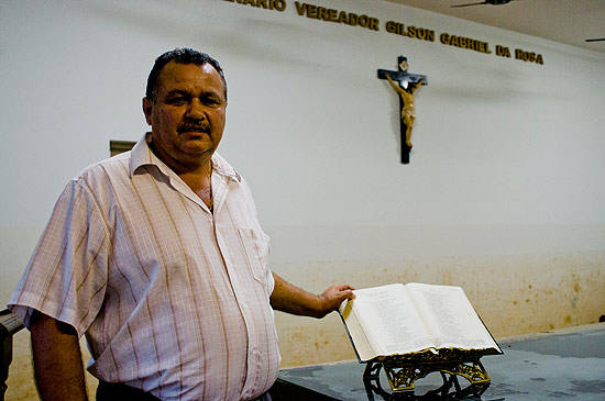 Vereador Toninho Lopes (DEM) mostra Bblia da Cmara Municipal de Franco da Rocha, que ficou intacta aps ficar debaixo d'gua