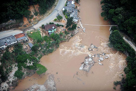 Vista area mostra estragos causados pela chuva em Petrpolis, regio serrana do Rio; veja mais imagens