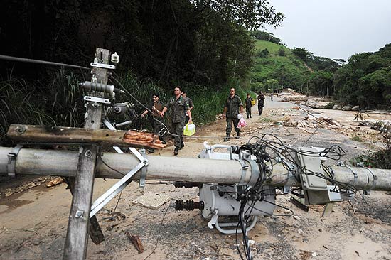 Imagem mostra militares auxiliando trabalho em rea de Petrpolis devastada pela chuva em janeiro