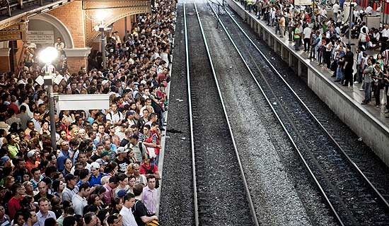 Imagem mostra passageiros a espera de trem na estao Luz, centro de So Paulo