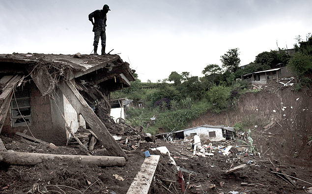 Homem sobre laje da casa da qual resgatou 11 pessoas vivas durante os deslizamentos que atingiram Nova Friburgo