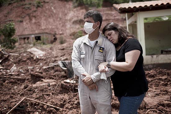 Fernando Coimbra e a mulher, Ktia, observam deslizamento em terreno que soterrou a me dela, no Rio 
