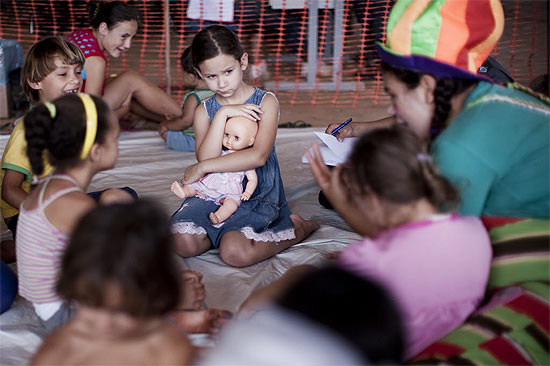 Em brinquedoteca adaptada no Ceasa, filhos de desabrigados aguardam os pais receberem donativos