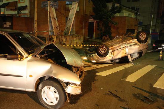 Acidente no cruzamento das ruas Cndido Espinheira e Monte Alegre, em Perdizes, deixou uma pessoa ferida