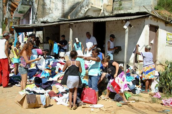 Grupo de voluntários vindo do Rio entrega, por conta própria, donativos arrecadados para vítimas das chuvas 