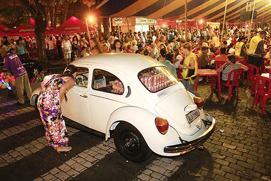 Fusca repleto de refrigerantes sorteado pela catedral metropolitana no começo do ano