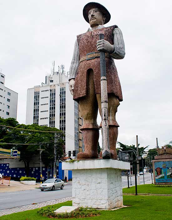 Estátua de Borba Gato, na avenida Santo Amaro, zona sul de SP; trajes nobres não eram realidade dos bandeirantes