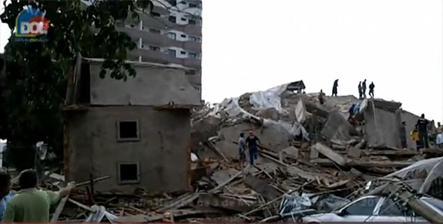 Pessoas buscam soterrados em prédio que desabou em Belém