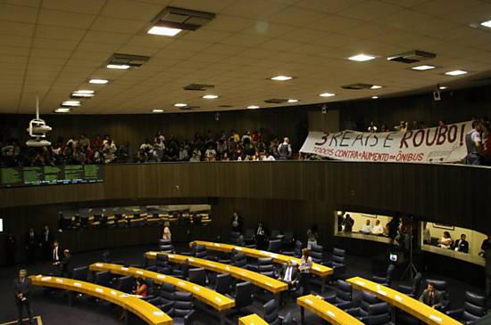 Manifestantes protestam na galeria do plenário da Câmara Municipal de São Paulo