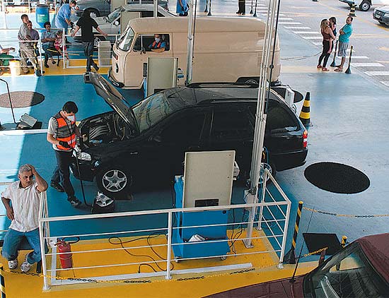 Carros são aferidos, no Jaguaré, zona oeste de SP; Ruído agora pode barrar veículo em inspeção ambiental
