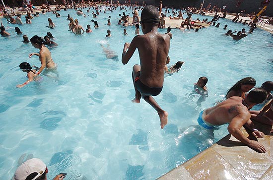 Frequentadores do Sesc Belenzinho se refrescam na piscina neste domingo; termomtro registra 33,1C em SP