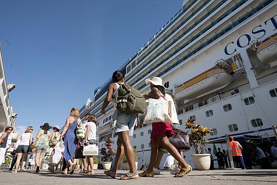 Turistas desembarcam de navio cruzeiro, na praça Mauá, na zona portuária do Rio de Janeiro