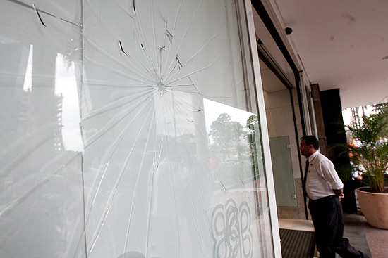 Porta do Morumbi Shopping foi alvejada por criminosos após assalto de joalheria na tarde desta segunda-feira