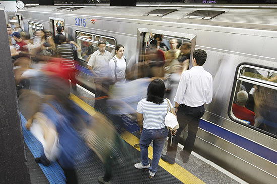 Passageiros desembarcam na estação Paraíso; metrô de SP obtém licença para abrir novas estações da linha 4 