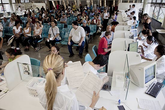 Pacientes retiram remdio de alto custo na farmcia do SUS em AME do Belenzinho, na zona leste de So Paulo