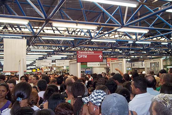 Estao Palmeiras-Barra Funda lotada de passageiros aps trem da CPTM falhar na tarde desta quarta-feira