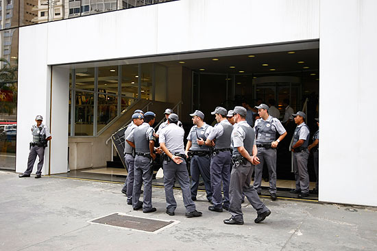 Policiais militares em frente a prdio comercial na avenida Paulista que foi esvaziado por suspeita de bomba