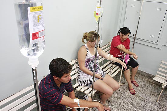 Pacientes na sala da UBDS (Unidade Básica Distrital de Saúde) Central para dengue recebem medicação