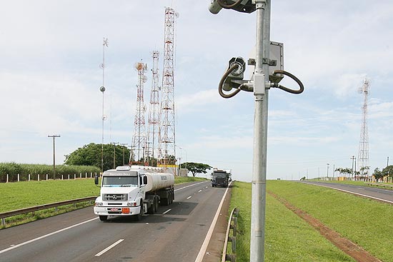 Radar inteligente instalado no km 371 da rodovia Anhanguera, prximo a Orlndia, no interior de So Paulo