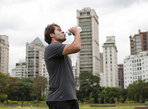 Alunos de uma academia de ginástica se hidratam durante aula no Parque do Povo, zona sul de São Paulo, nesta sexta-feira.