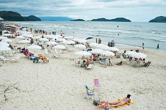 Banhistas aproveitam praia de Juque, no litoral norte de SP; Cetesb pode ser obrigada a analisar areia