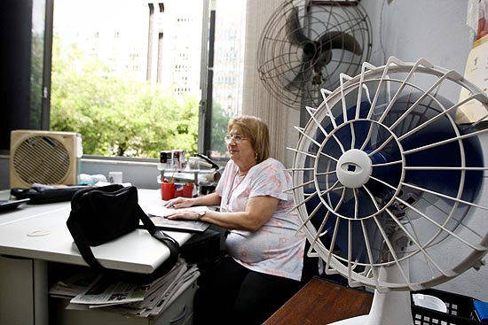 Funcionrios do Frum de Santos, no litoral de SP, precisaram comprar ventiladores para aguentarem o calor 
