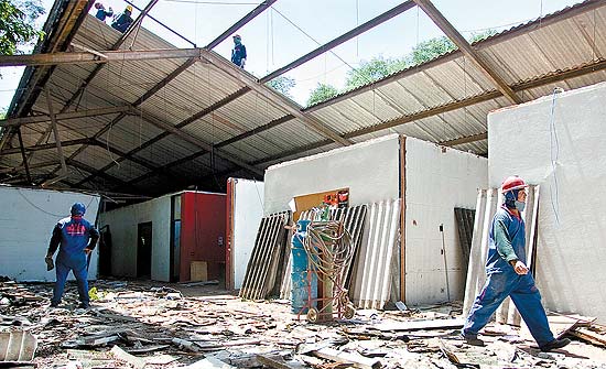 Funcionrios desmancham barraco na Cidade Universitria, em SP; USP far cinco grandes obras at 2013