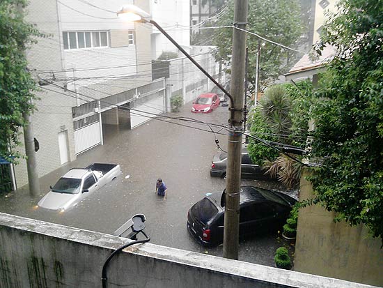 Chuva provoca mais de 40 pontos de alagamento na cidade; na foto, rua Tapinás, no Itaim Bibi
