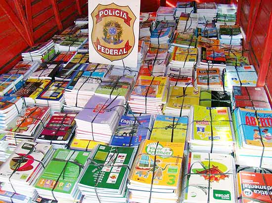 PF apreende livros do MEC que estavam sendo comercializados ilegalmente em Natal, RN