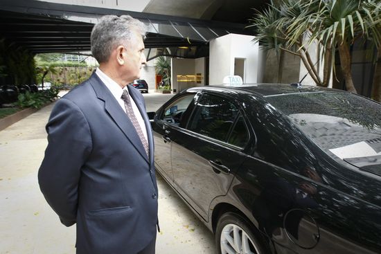 Antônio Gambim, 62, ao lado de seu táxi de luxo, no hotel Tivoli Mofarrej, em SP; carros deverão ter airbag e ABS 