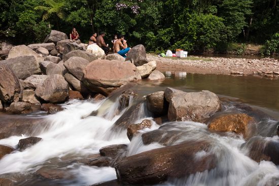 Banhistas na "praia" do rio Perequê, em Cubatão, limpa 100% do tempo nas medições semanais da Cetesb