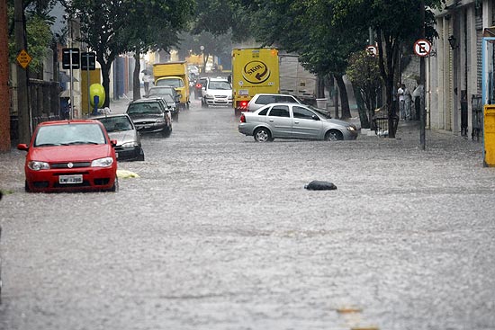 Chuva alaga trecho da rua So Joo, centro de So Paulo; crregos transbordam na cidade