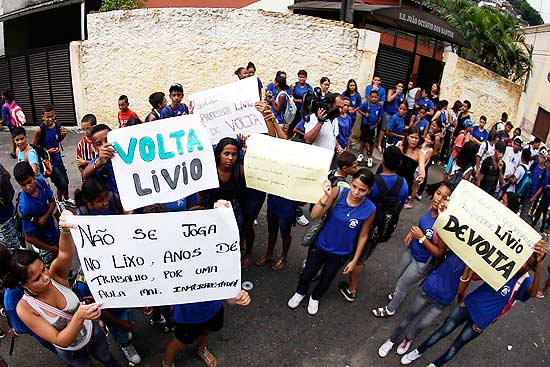 Alunos da Escola Estadual João Octávio dos Santos, em Santos (litoral de SP), fazem protesto pedindo a volta de professor 