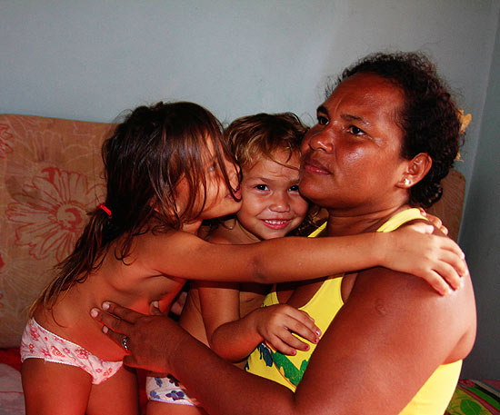 Laudenice com suas filhas; após bate-boca, ela pretende processar o prefeito de Manaus, que disse a ela que "morra"