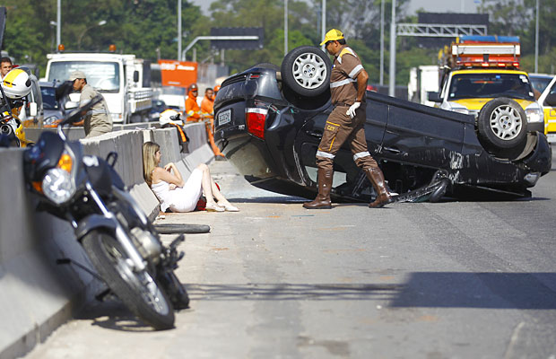 Acidente com caminho, carro e moto deixa feridos na marginal Tiet; motociclistas so maiores vtimas do trnsito das marginais