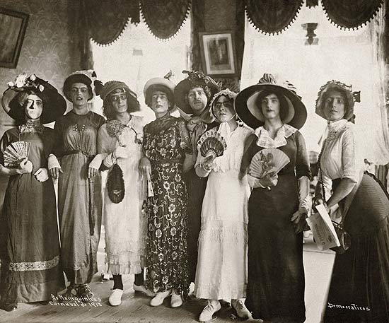 As Marrequinhas, grupo travestido na Sociedade Carnavalesca Democráticos, 1913. Imagem está em exposição do Rio