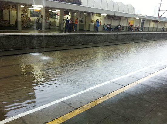 Estaes da Lapa e da gua Funda, na zona oeste de So Paulo, ficaram alagadas com a forte chuva deste domingo