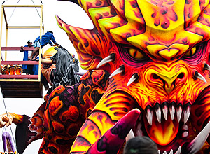 Funcionrios da Prola Negra ajeitam carro alegrico no Carnaval de 2011