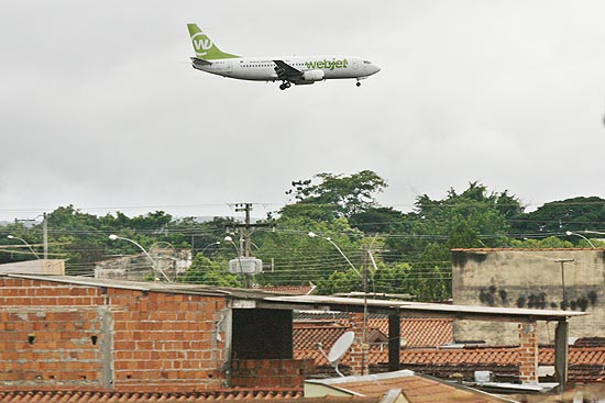 Avio da Webjet sobrevoa casas no bairro Quintino Facci 1, em Ribeiro; acordo impede ampliao da pista