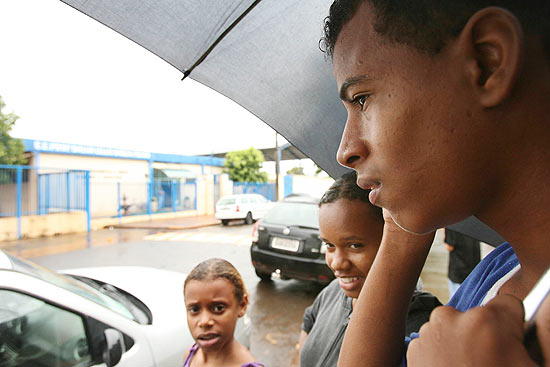 O estudante Juliano de Souza Lima, 18, em frente à escola Dalva Lélis Garcia, em Guaíra, que suspendeu as aulas