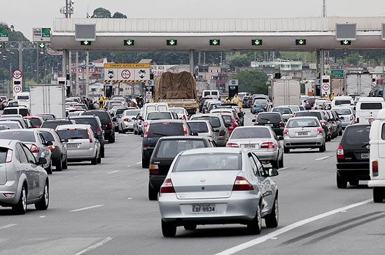 Trnsito intenso na rodovia Castelo Branco; balano parcial aponta crescimento no nmero de mortes 