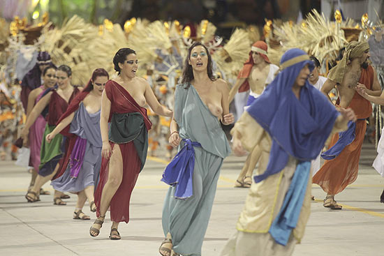 Comissão de frente da Nenê da Vila Matilde durante desfile sobre a história e importância do sal, em São Paulo