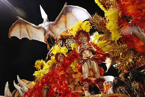Alegoria da Águia de Ouro, que levou enredo sobre fogo ao sambódromo