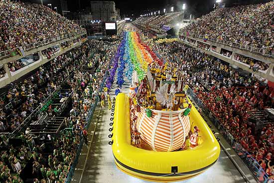 Escola Unidos de São Clemente lembra de enchente, cultura e lazer ao falar do Rio na Marquês de Sapucaí