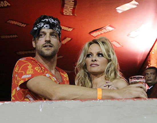 Pamela Anderson assistem a desfiles no Rio