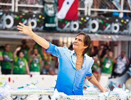 Cantor Roberto Carlos durante homenagem da Beija-Flor; agremiação encerrou desfiles no Rio de Janeiro