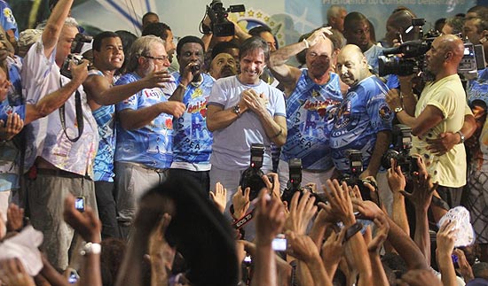 Roberto Carlos comemora o ttulo de campe da Beija-Flor na quadra da escola; veja imagens da festa